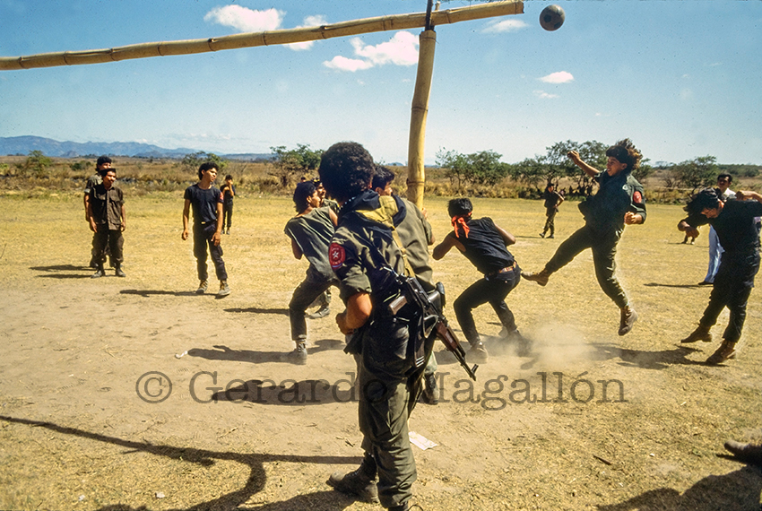 Enero 1992. Chalatenango. Combatientes del Frente Farabundo Martí para la Liberación Nacional se concentraron en una zona neutral designada por Naciones Unidas para El Salvador, ONUSAL, en espera de ser supervisados para su desmovilización y retorno a la vida civil. 