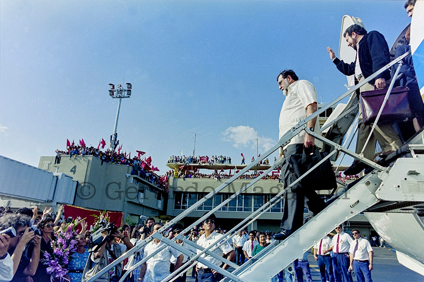 San Salvador. Enero 1992. Los comandantes rebeldes regresan de manera legal al país luego de la entrada en vigor de los acuerdos de paz. 