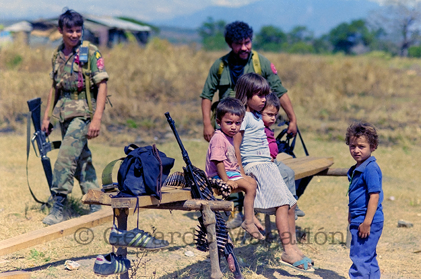 Enero 1992. Chalatenango. Combatientes del Frente Farabundo Martí para la Liberación Nacional se concentraron en una zona neutral designada por Naciones Unidas para El Salvador, ONUSAL, en espera de ser supervisados para su desmovilización y retorno a la vida civil. 